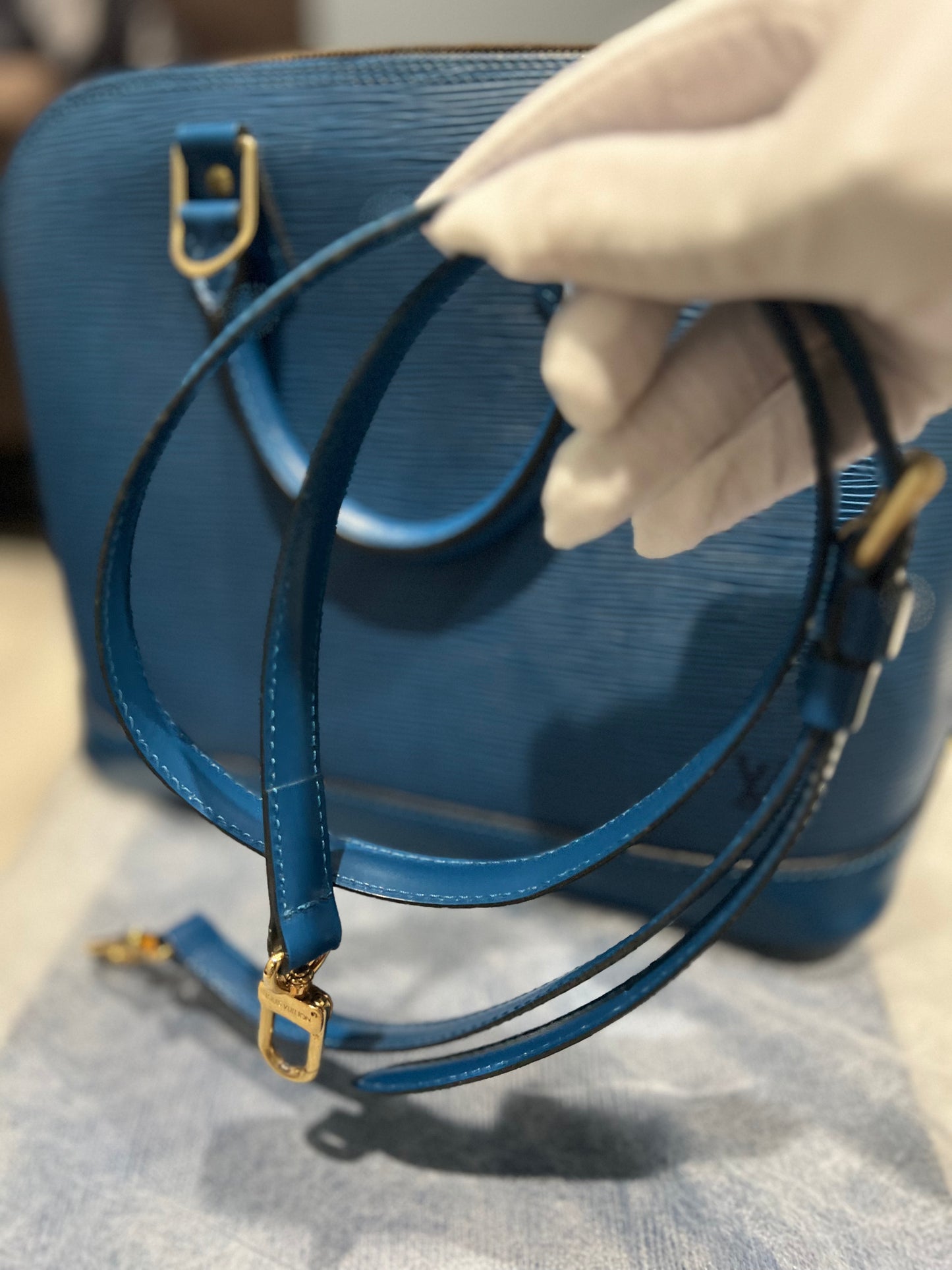 LOUIS VUITTON TOLEDO BLUE EPI ALMA PM HANDBAG AR1927